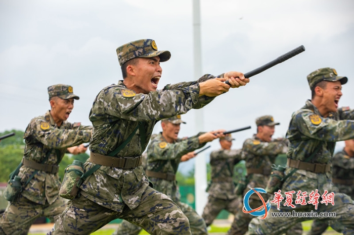 2、武警官兵進(jìn)行警棍盾牌訓(xùn)練。農(nóng)文尖 攝_副本