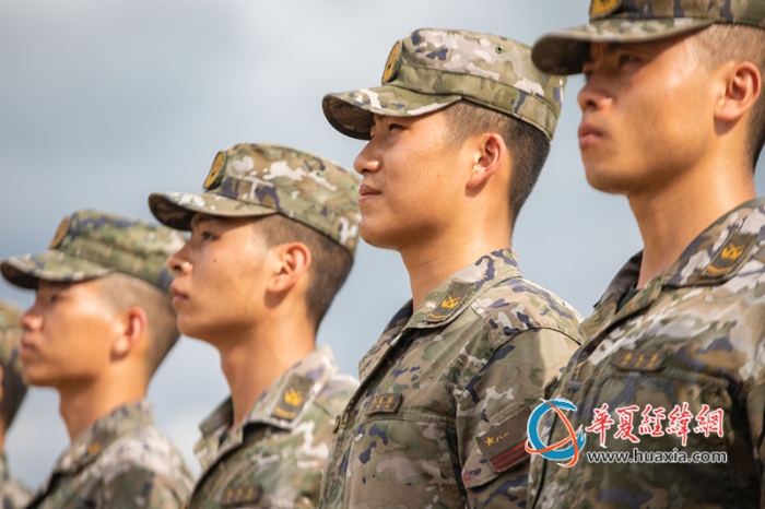 8、武警官兵進(jìn)行隊列訓(xùn)練。農(nóng)文尖 攝_副本