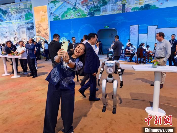 2025年天津夏季達(dá)沃斯：中國(guó)制造人形機(jī)器人吸引中外嘉賓