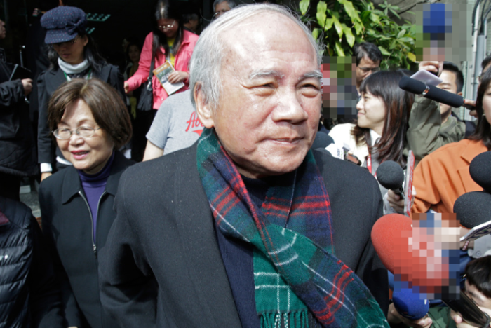圖為林義雄（右）與夫人方素敏（左）