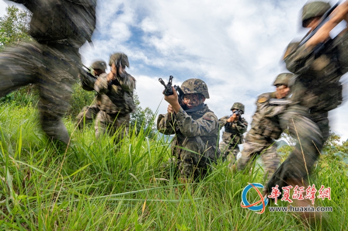 1、2025年7月2日，武警官兵正在進(jìn)行交替掩護(hù)突擊。_副本