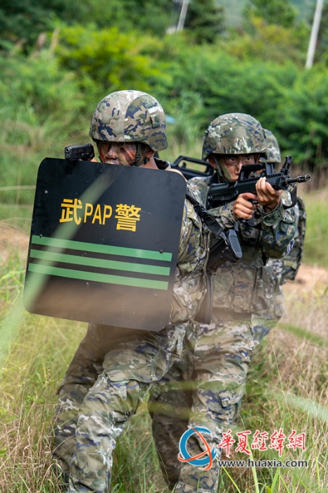 2、2025年7月2日，武警官兵正在進(jìn)行班組搜索。_副本
