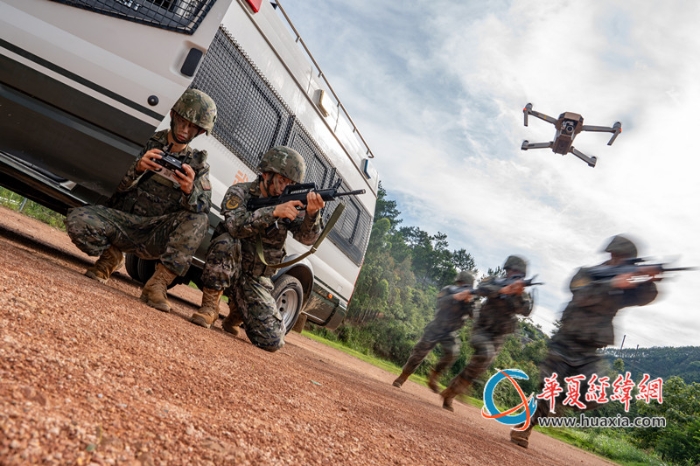 3、2025年7月2日，武警官兵正在利用無(wú)人機(jī)偵查敵情。_副本