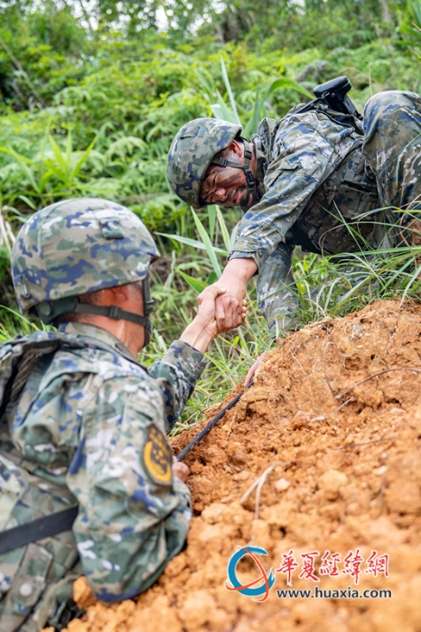 6、2025年7月2日，武警官兵相互協(xié)助。_副本