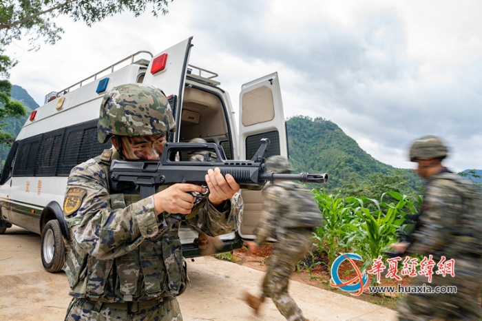 7、2025年7月2日，一名武警官兵掩護(hù)隊(duì)友轉(zhuǎn)移。_副本